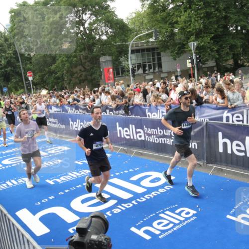 29.06.2025 - hella hamburg halbmarathon Michael Strokosch http://msf.ph/oto/8536134 29.06.2025 10:44:37 Ziel  meine-sportfotos.de