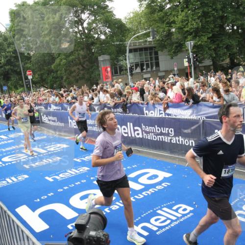29.06.2025 - hella hamburg halbmarathon Michael Strokosch http://msf.ph/oto/8536138 29.06.2025 10:44:38 Ziel  meine-sportfotos.de