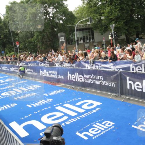 29.06.2025 - hella hamburg halbmarathon Michael Strokosch http://msf.ph/oto/8536141 29.06.2025 10:25:36 Ziel  meine-sportfotos.de
