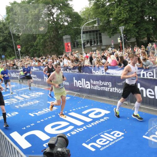 29.06.2025 - hella hamburg halbmarathon Michael Strokosch http://msf.ph/oto/8536142 29.06.2025 10:44:39 Ziel  meine-sportfotos.de