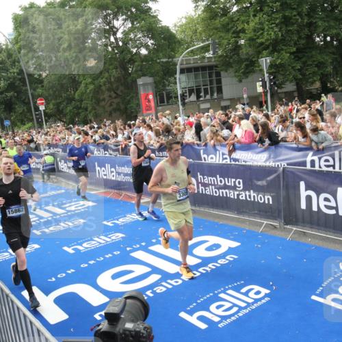 29.06.2025 - hella hamburg halbmarathon Michael Strokosch http://msf.ph/oto/8536143 29.06.2025 10:44:40 Ziel  meine-sportfotos.de