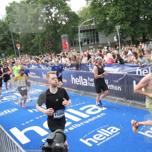 29.06.2025 - hella hamburg halbmarathon Michael Strokosch http://msf.ph/oto/8536145 29.06.2025 10:44:40 Ziel  meine-sportfotos.de