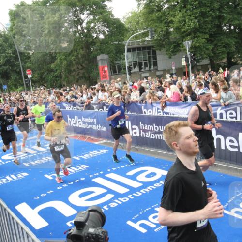 29.06.2025 - hella hamburg halbmarathon Michael Strokosch http://msf.ph/oto/8536146 29.06.2025 10:44:41 Ziel  meine-sportfotos.de