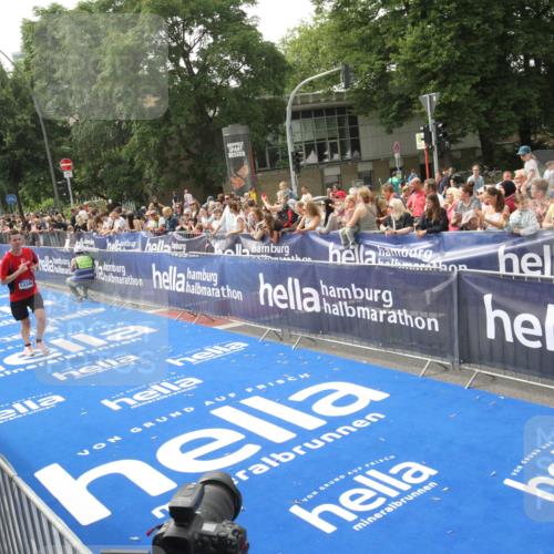 29.06.2025 - hella hamburg halbmarathon Michael Strokosch http://msf.ph/oto/8536149 29.06.2025 10:25:37 Ziel  meine-sportfotos.de