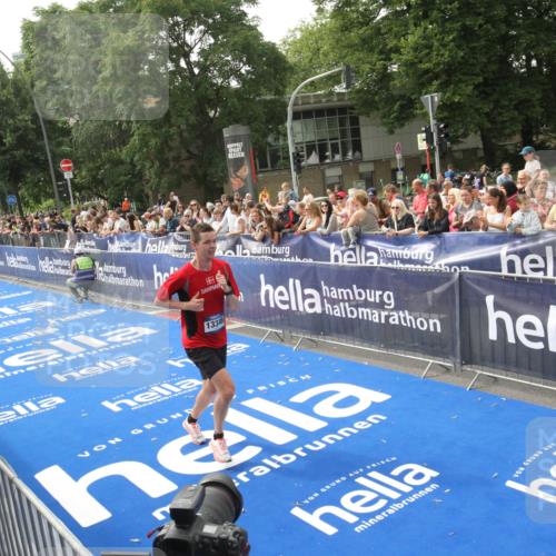 29.06.2025 - hella hamburg halbmarathon Michael Strokosch http://msf.ph/oto/8536154 29.06.2025 10:25:38 Ziel  meine-sportfotos.de