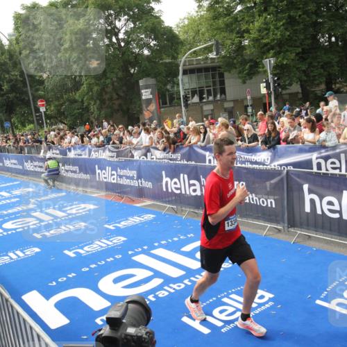 29.06.2025 - hella hamburg halbmarathon Michael Strokosch http://msf.ph/oto/8536156 29.06.2025 10:25:38 Ziel  meine-sportfotos.de