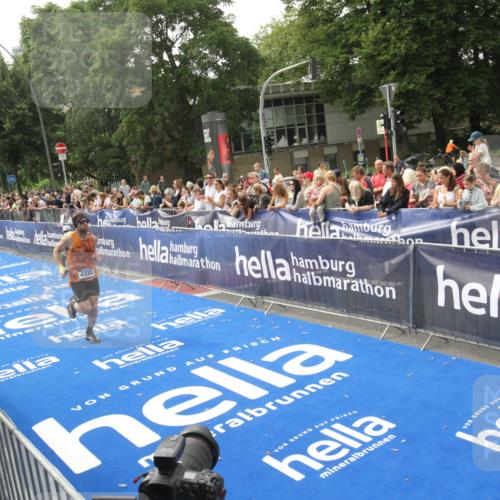 29.06.2025 - hella hamburg halbmarathon Michael Strokosch http://msf.ph/oto/8536158 29.06.2025 10:25:44 Ziel  meine-sportfotos.de