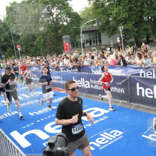29.06.2025 - hella hamburg halbmarathon Michael Strokosch http://msf.ph/oto/8536159 29.06.2025 10:44:43 Ziel  meine-sportfotos.de