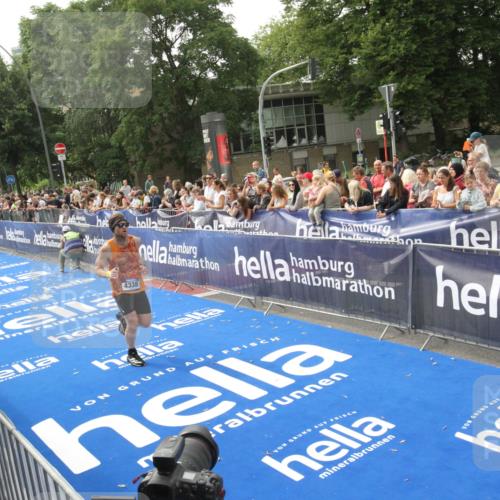 29.06.2025 - hella hamburg halbmarathon Michael Strokosch http://msf.ph/oto/8536160 29.06.2025 10:25:44 Ziel  meine-sportfotos.de