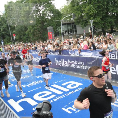 29.06.2025 - hella hamburg halbmarathon Michael Strokosch http://msf.ph/oto/8536161 29.06.2025 10:44:43 Ziel  meine-sportfotos.de