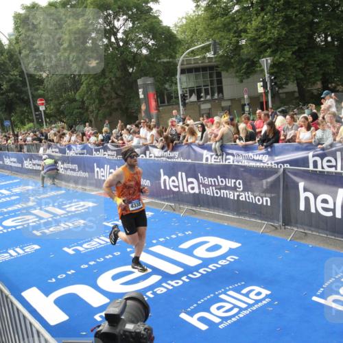 29.06.2025 - hella hamburg halbmarathon Michael Strokosch http://msf.ph/oto/8536162 29.06.2025 10:25:45 Ziel  meine-sportfotos.de