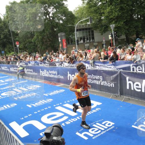 29.06.2025 - hella hamburg halbmarathon Michael Strokosch http://msf.ph/oto/8536164 29.06.2025 10:25:45 Ziel  meine-sportfotos.de