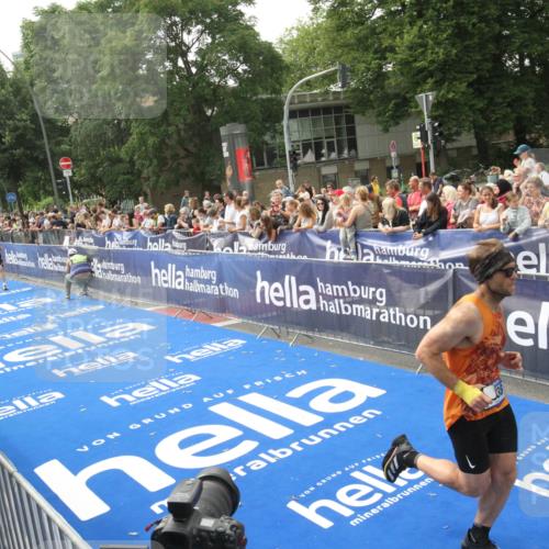 29.06.2025 - hella hamburg halbmarathon Michael Strokosch http://msf.ph/oto/8536166 29.06.2025 10:25:45 Ziel  meine-sportfotos.de