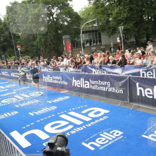 29.06.2025 - hella hamburg halbmarathon Michael Strokosch http://msf.ph/oto/8536168 29.06.2025 10:25:47 Ziel  meine-sportfotos.de