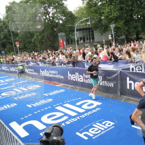 29.06.2025 - hella hamburg halbmarathon Michael Strokosch http://msf.ph/oto/8536173 29.06.2025 10:44:46 Ziel  meine-sportfotos.de