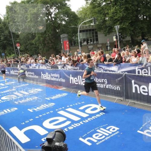 29.06.2025 - hella hamburg halbmarathon Michael Strokosch http://msf.ph/oto/8536174 29.06.2025 10:25:48 Ziel  meine-sportfotos.de