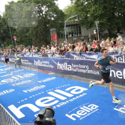29.06.2025 - hella hamburg halbmarathon Michael Strokosch http://msf.ph/oto/8536175 29.06.2025 10:25:49 Ziel  meine-sportfotos.de
