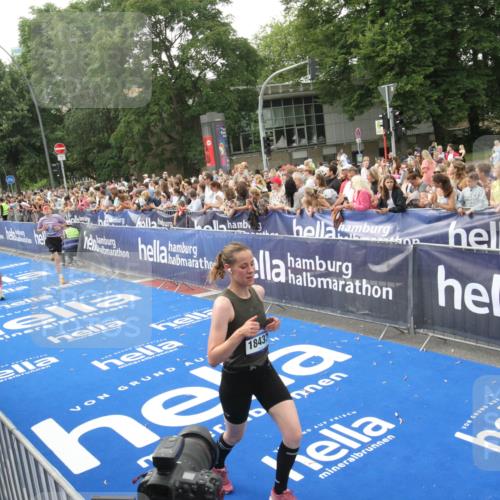 29.06.2025 - hella hamburg halbmarathon Michael Strokosch http://msf.ph/oto/8536182 29.06.2025 10:44:47 Ziel  meine-sportfotos.de