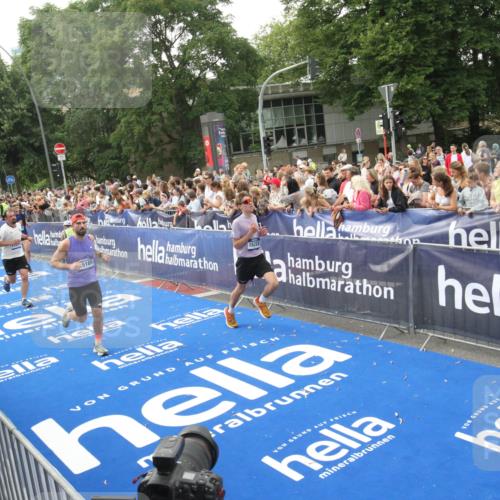 29.06.2025 - hella hamburg halbmarathon Michael Strokosch http://msf.ph/oto/8536184 29.06.2025 10:44:49 Ziel  meine-sportfotos.de