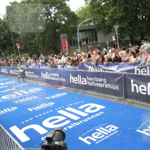 29.06.2025 - hella hamburg halbmarathon Michael Strokosch http://msf.ph/oto/8536187 29.06.2025 10:25:51 Ziel  meine-sportfotos.de