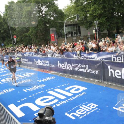 29.06.2025 - hella hamburg halbmarathon Michael Strokosch http://msf.ph/oto/8536191 29.06.2025 10:25:57 Ziel  meine-sportfotos.de