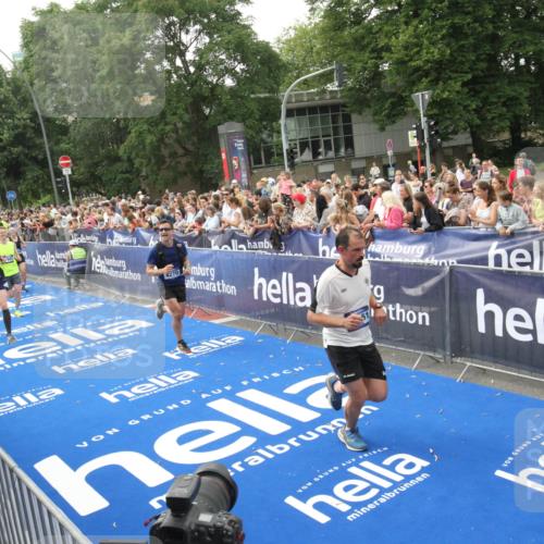 29.06.2025 - hella hamburg halbmarathon Michael Strokosch http://msf.ph/oto/8536192 29.06.2025 10:44:51 Ziel  meine-sportfotos.de
