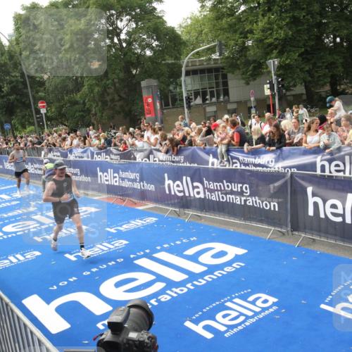 29.06.2025 - hella hamburg halbmarathon Michael Strokosch http://msf.ph/oto/8536193 29.06.2025 10:25:57 Ziel  meine-sportfotos.de