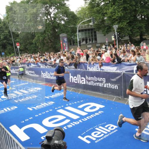 29.06.2025 - hella hamburg halbmarathon Michael Strokosch http://msf.ph/oto/8536194 29.06.2025 10:44:51 Ziel  meine-sportfotos.de