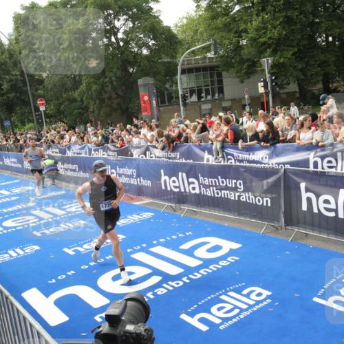 29.06.2025 - hella hamburg halbmarathon Michael Strokosch http://msf.ph/oto/8536195 29.06.2025 10:25:57 Ziel  meine-sportfotos.de