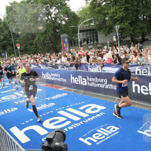 29.06.2025 - hella hamburg halbmarathon Michael Strokosch http://msf.ph/oto/8536196 29.06.2025 10:44:52 Ziel  meine-sportfotos.de