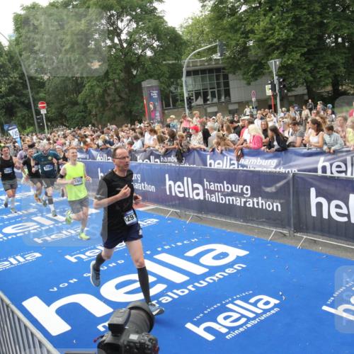 29.06.2025 - hella hamburg halbmarathon Michael Strokosch http://msf.ph/oto/8536198 29.06.2025 10:44:53 Ziel  meine-sportfotos.de