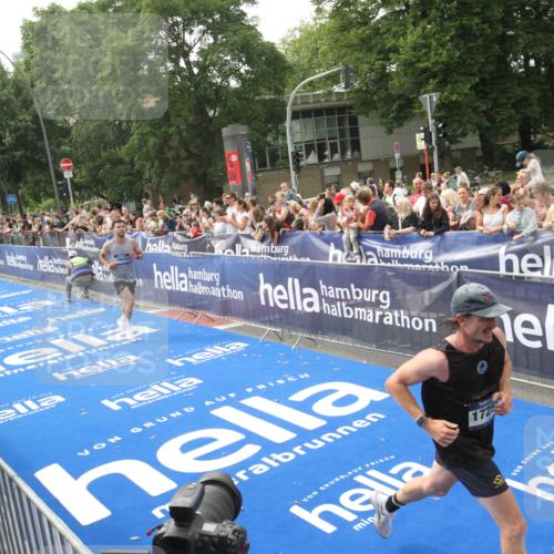 29.06.2025 - hella hamburg halbmarathon Michael Strokosch http://msf.ph/oto/8536199 29.06.2025 10:25:58 Ziel  meine-sportfotos.de