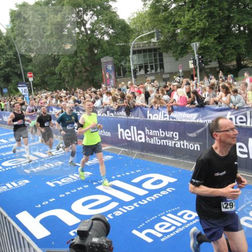 29.06.2025 - hella hamburg halbmarathon Michael Strokosch http://msf.ph/oto/8536200 29.06.2025 10:44:53 Ziel  meine-sportfotos.de