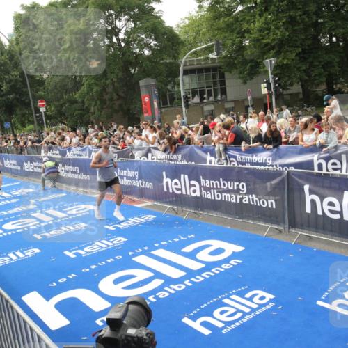 29.06.2025 - hella hamburg halbmarathon Michael Strokosch http://msf.ph/oto/8536201 29.06.2025 10:25:58 Ziel  meine-sportfotos.de