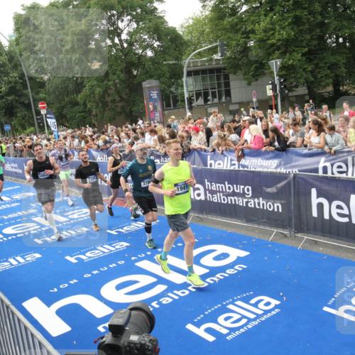 29.06.2025 - hella hamburg halbmarathon Michael Strokosch http://msf.ph/oto/8536202 29.06.2025 10:44:54 Ziel  meine-sportfotos.de