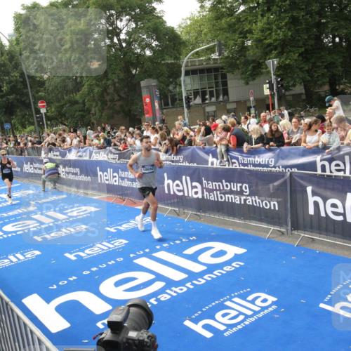 29.06.2025 - hella hamburg halbmarathon Michael Strokosch http://msf.ph/oto/8536203 29.06.2025 10:25:59 Ziel  meine-sportfotos.de