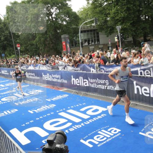 29.06.2025 - hella hamburg halbmarathon Michael Strokosch http://msf.ph/oto/8536206 29.06.2025 10:25:59 Ziel  meine-sportfotos.de