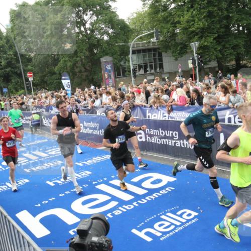 29.06.2025 - hella hamburg halbmarathon Michael Strokosch http://msf.ph/oto/8536207 29.06.2025 10:44:54 Ziel  meine-sportfotos.de