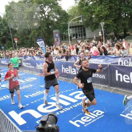 29.06.2025 - hella hamburg halbmarathon Michael Strokosch http://msf.ph/oto/8536209 29.06.2025 10:44:55 Ziel  meine-sportfotos.de