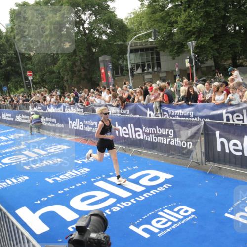 29.06.2025 - hella hamburg halbmarathon Michael Strokosch http://msf.ph/oto/8536212 29.06.2025 10:26:00 Ziel  meine-sportfotos.de