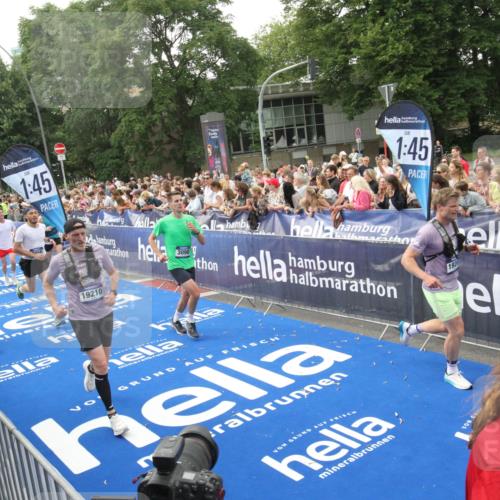 29.06.2025 - hella hamburg halbmarathon Michael Strokosch http://msf.ph/oto/8536215 29.06.2025 10:44:56 Ziel  meine-sportfotos.de