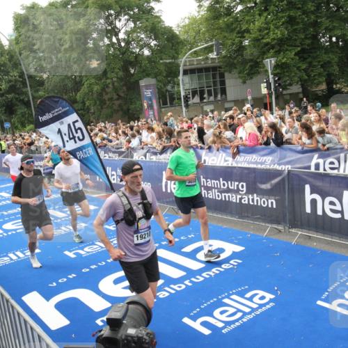 29.06.2025 - hella hamburg halbmarathon Michael Strokosch http://msf.ph/oto/8536217 29.06.2025 10:44:56 Ziel  meine-sportfotos.de