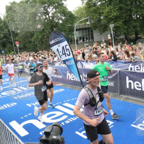 29.06.2025 - hella hamburg halbmarathon Michael Strokosch http://msf.ph/oto/8536219 29.06.2025 10:44:57 Ziel  meine-sportfotos.de