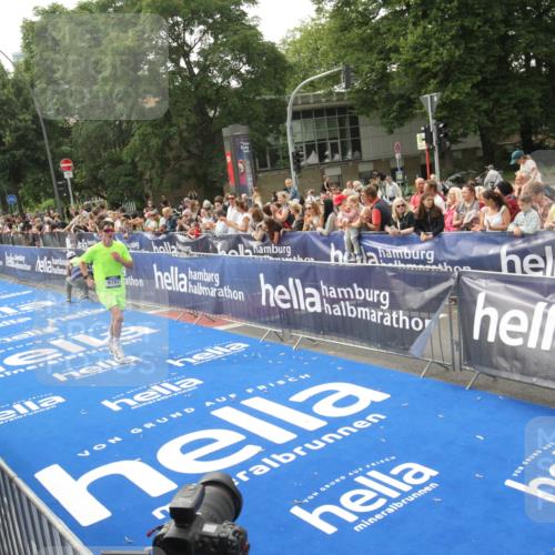 29.06.2025 - hella hamburg halbmarathon Michael Strokosch http://msf.ph/oto/8536220 29.06.2025 10:26:03 Ziel  meine-sportfotos.de