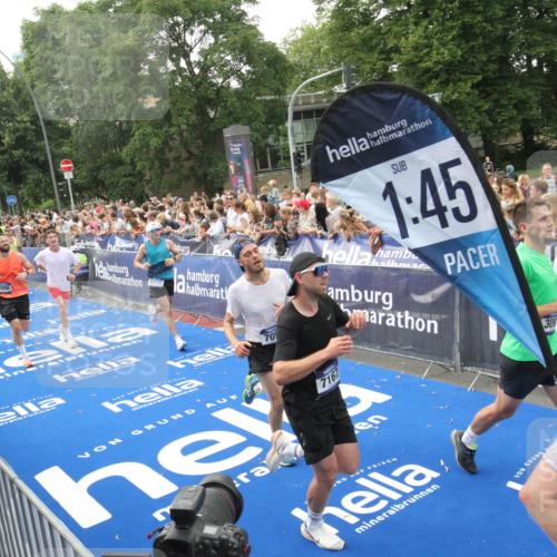 29.06.2025 - hella hamburg halbmarathon Michael Strokosch http://msf.ph/oto/8536221 29.06.2025 10:44:57 Ziel  meine-sportfotos.de