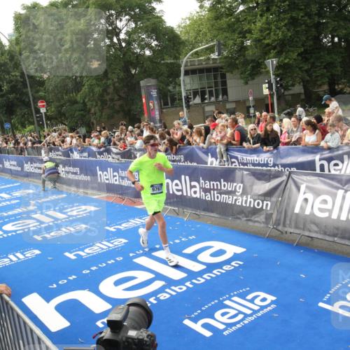 29.06.2025 - hella hamburg halbmarathon Michael Strokosch http://msf.ph/oto/8536224 29.06.2025 10:26:04 Ziel  meine-sportfotos.de