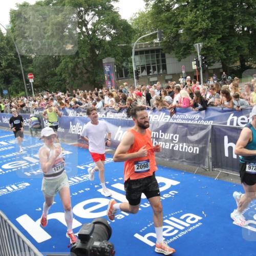 29.06.2025 - hella hamburg halbmarathon Michael Strokosch http://msf.ph/oto/8536229 29.06.2025 10:44:59 Ziel  meine-sportfotos.de