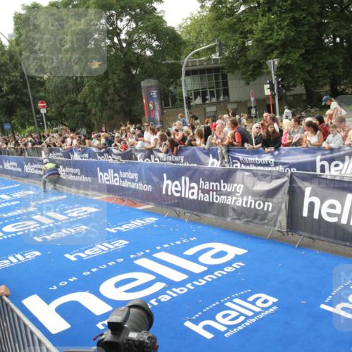29.06.2025 - hella hamburg halbmarathon Michael Strokosch http://msf.ph/oto/8536230 29.06.2025 10:26:05 Ziel  meine-sportfotos.de
