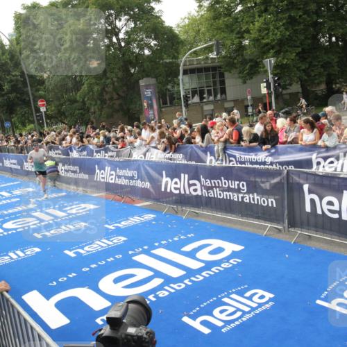 29.06.2025 - hella hamburg halbmarathon Michael Strokosch http://msf.ph/oto/8536234 29.06.2025 10:26:09 Ziel  meine-sportfotos.de