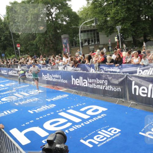 29.06.2025 - hella hamburg halbmarathon Michael Strokosch http://msf.ph/oto/8536238 29.06.2025 10:26:09 Ziel  meine-sportfotos.de